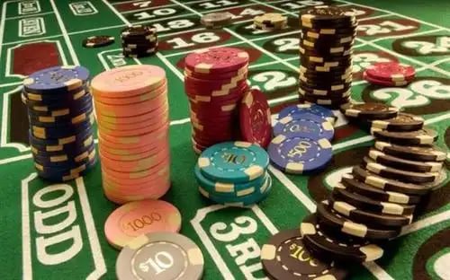 Antarmuka aplikasi gamebrott menampilkan meja live dealer dengan pemain real-time